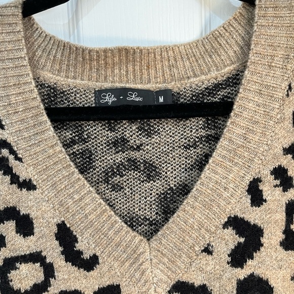 Lyla & Luke leopard print oversize v neck long sleeve sweater size medium - Picture 9 of 11